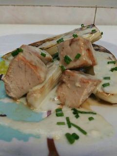 Una foto de Endivias a la plancha con tacos de atún y salsa roquefort