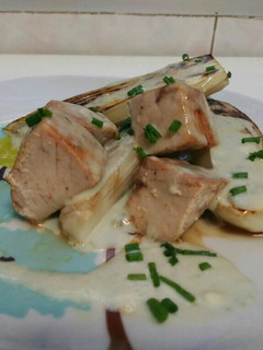Una foto de Endivias a la plancha con tacos de atún y salsa roquefort