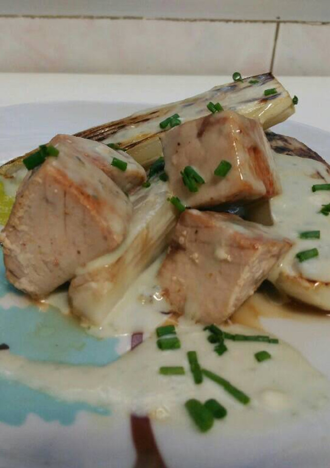 Una foto de Endivias a la plancha con tacos de atún y salsa roquefort