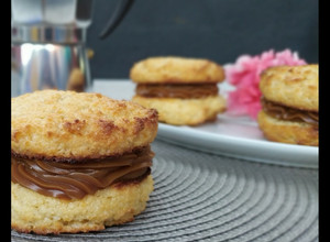 Una foto de Alfajores de coco 🥥