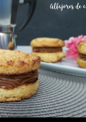Una foto de Alfajores de coco 🥥