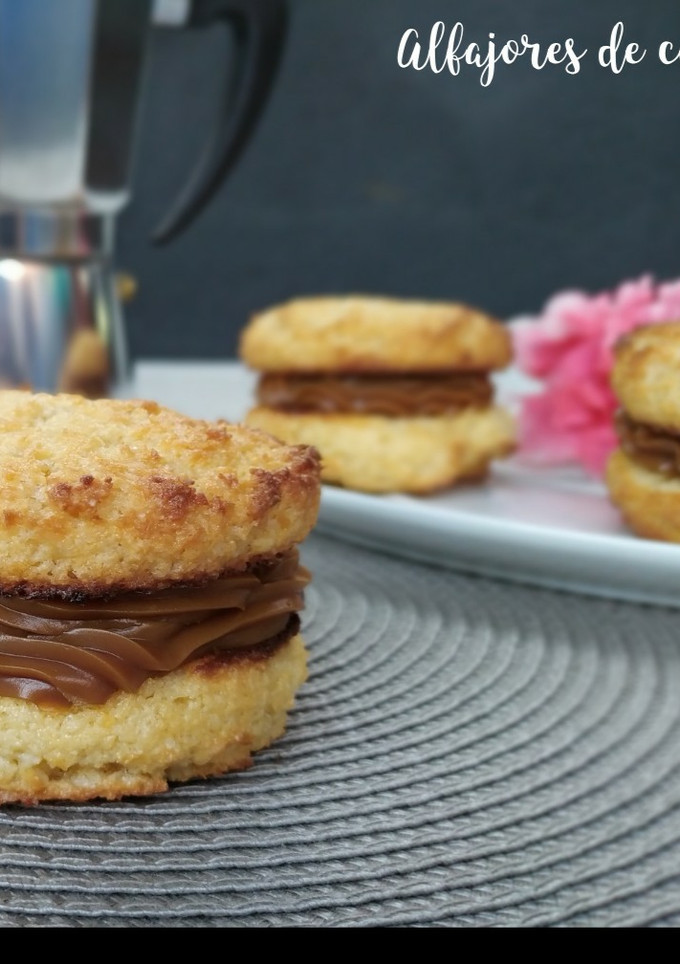 Una foto de Alfajores de coco 🥥