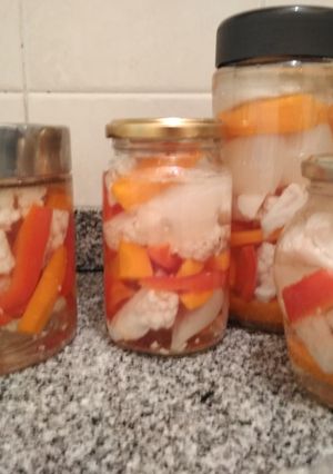 Una foto de Pickles de verduras