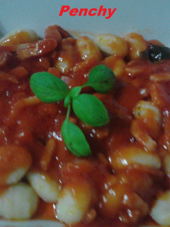 Una foto de Ñoquis con bacón en salsa de tomate con vino dorado a la albahaca