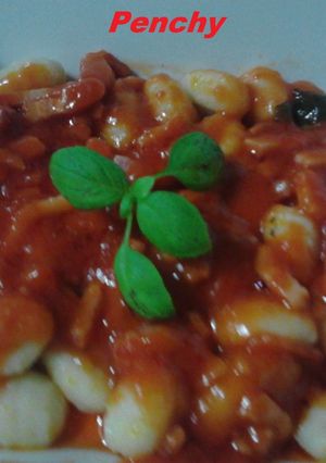 Una foto de Ñoquis con bacón en salsa de tomate con vino dorado a la albahaca