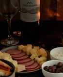 Tabla de quesos acompañado por un rico vino chileno 🇨🇱