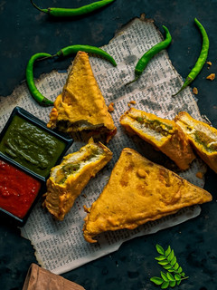 બ્રેડ પકોડા(Bread pakoda Recipe In Gujarati) રેસીપી મુખ્ય ફોટો
