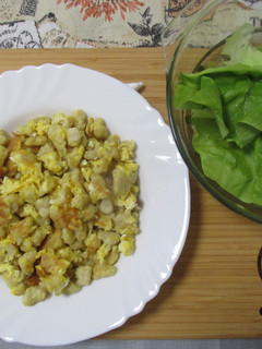 Tojásos nokedli salátával recept fotója