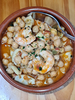Una foto de Garbanzos con langostinos y chocos