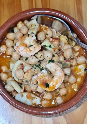 Una foto de Garbanzos con langostinos y chocos