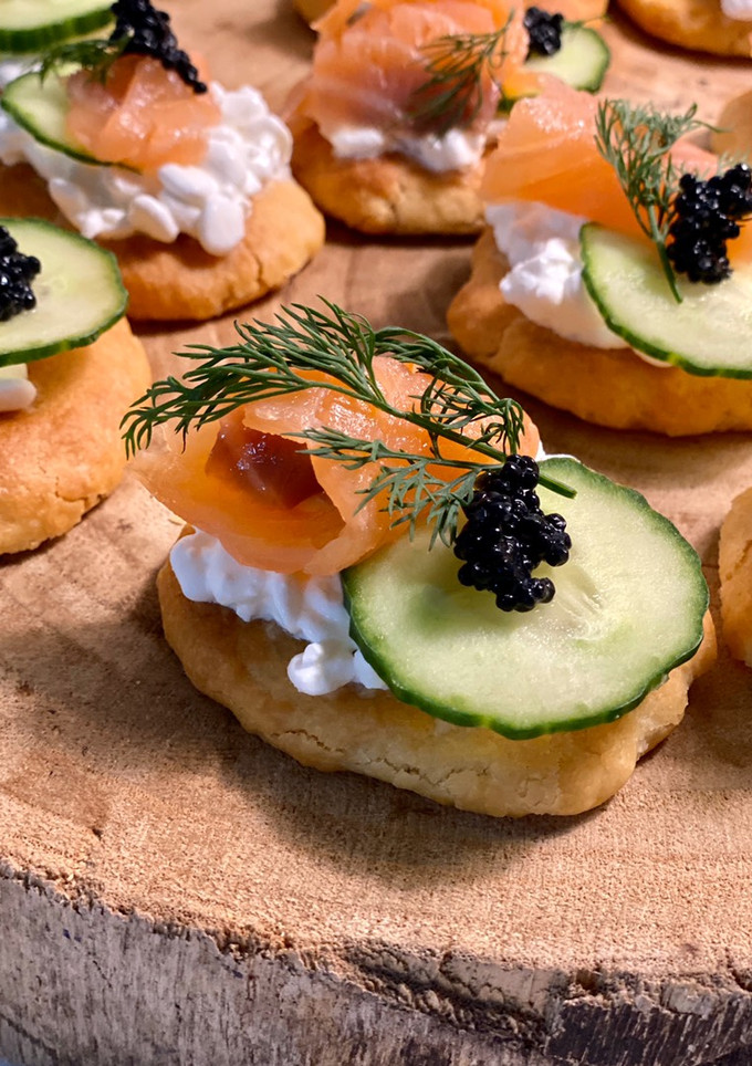 Una foto de Mini canapés noruegos