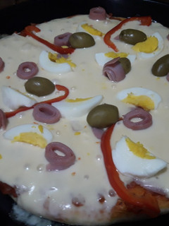 Una foto de 🍕Pizza de sábado por la noche.. casera😋