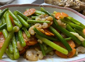 Hình của món Ngồng tỏi xào tôm nõn.