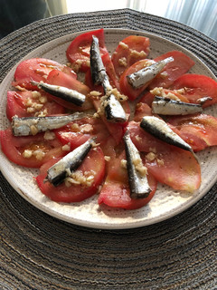 Una foto de Ensalada de tomate y sardinas con una rica vinagreta