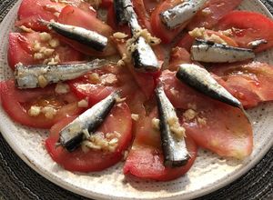 Foto principal de Ensalada de tomate y sardinas con una rica vinagreta