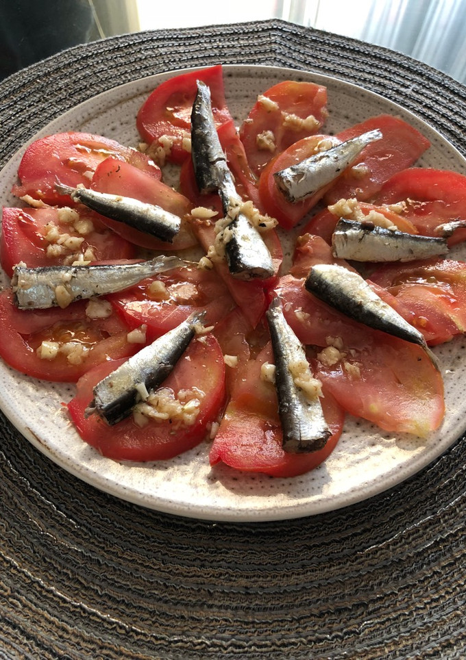 Una foto de Ensalada de tomate y sardinas con una rica vinagreta