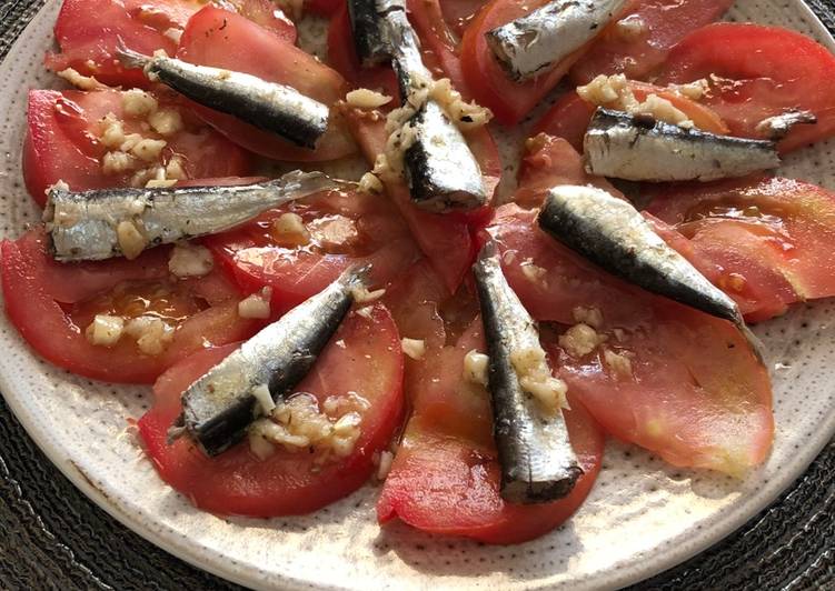 Ensalada de tomate y sardinas con una rica vinagreta