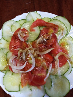 Una foto de Carpaccio de tomate pepino y cebolla