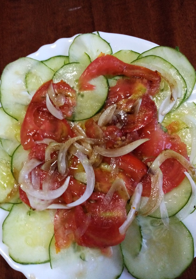 Una foto de Carpaccio de tomate pepino y cebolla