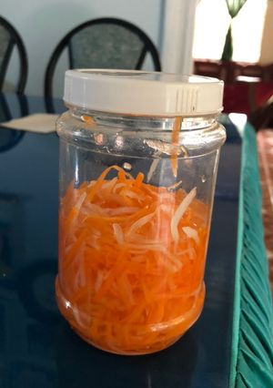 Hình của món Cà rốt và củ cải ngâm chua ngọt.