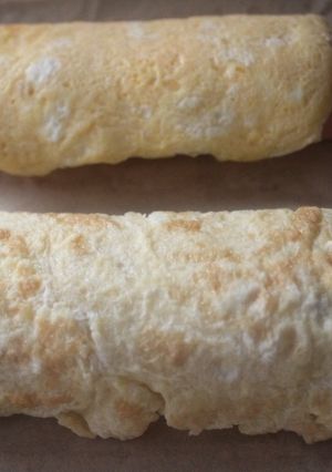 Una foto de Rollito de salchicha gigante con surimi y queso