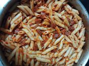 Una foto de macarrones con tomate de españa