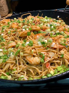 Una foto de Fideos con camarones al limón
