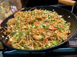 Una foto de Fideos con camarones al limón
