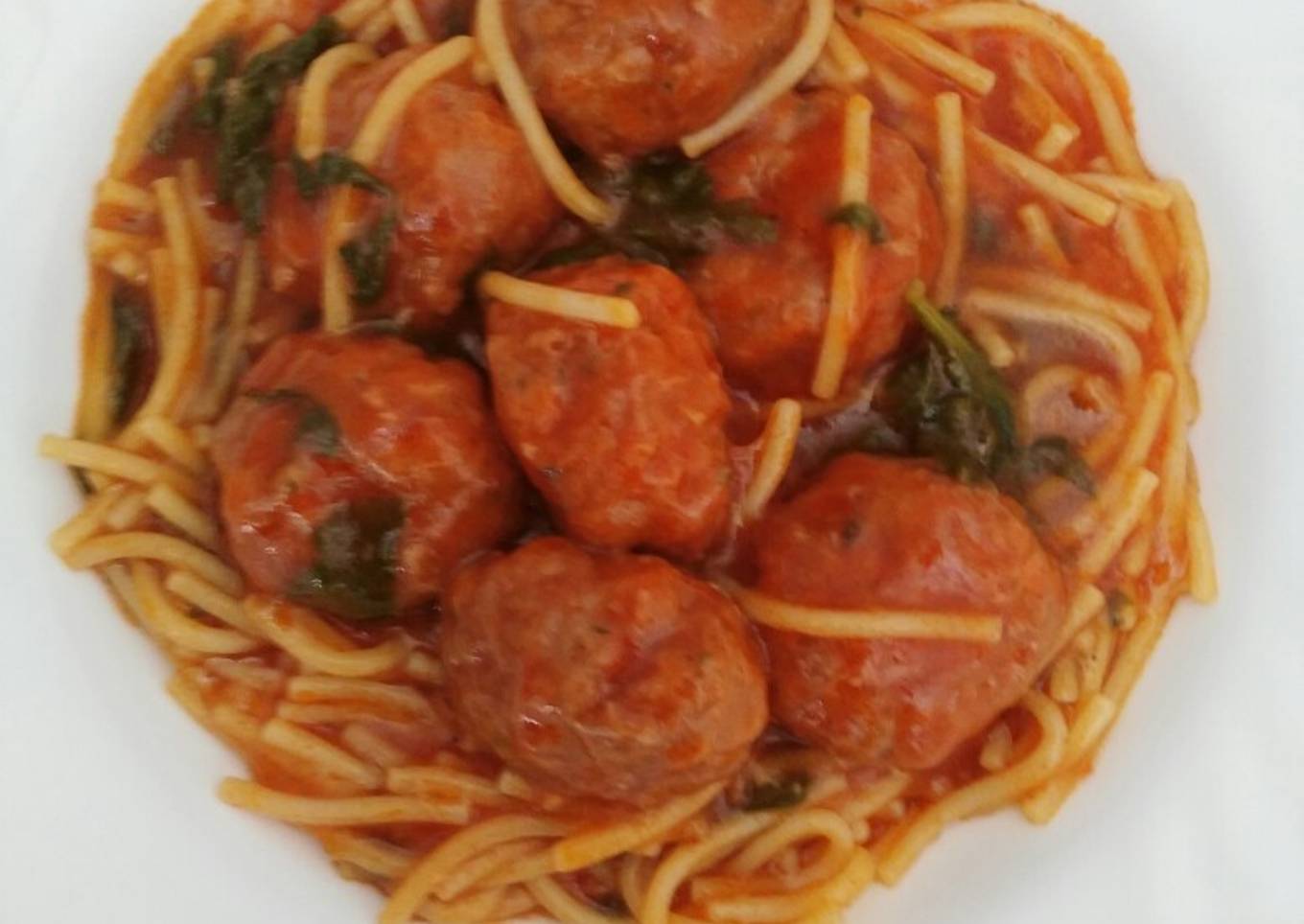 Espagueti con espinacas y albóndigas de pollo