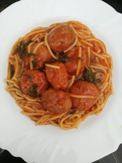 Una foto de Espagueti con espinacas y albóndigas de pollo