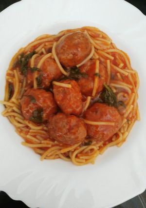 Foto principal de Espagueti con espinacas y albóndigas de pollo
