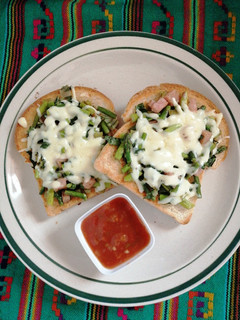 Una foto de Tostados con espárragos