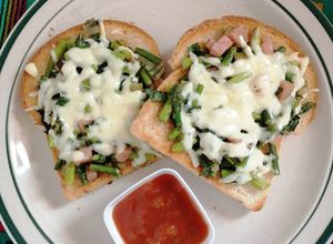 Una foto de Tostados con espárragos