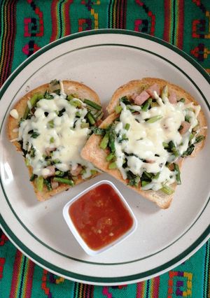 Una foto de Tostados con espárragos