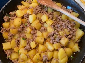 Hình của món Khoai tây xào thịt băm.