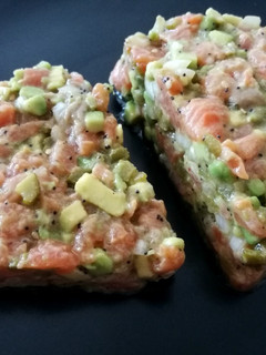 Una foto de Tartar de salmón y aguacate