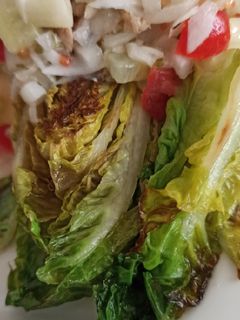 Una foto de Cogollos a la plancha con vinagreta de mostaza dulce