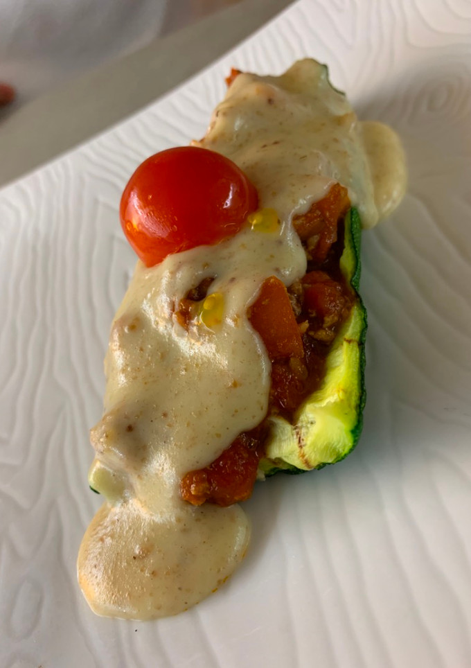 Una foto de Calabacín relleno de carne y champiñón