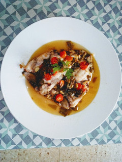 Una foto de Dorada al horno con refrito de verduras al vino
