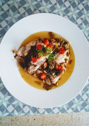 Una foto de Dorada al horno con refrito de verduras al vino