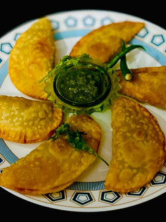 हरे मटर की खस्ता गुजिया कचौड़ी (Hare Matar Ki Khasta gujiya kachori recipe in Hindi) रेसिपी मुख्य फोटो