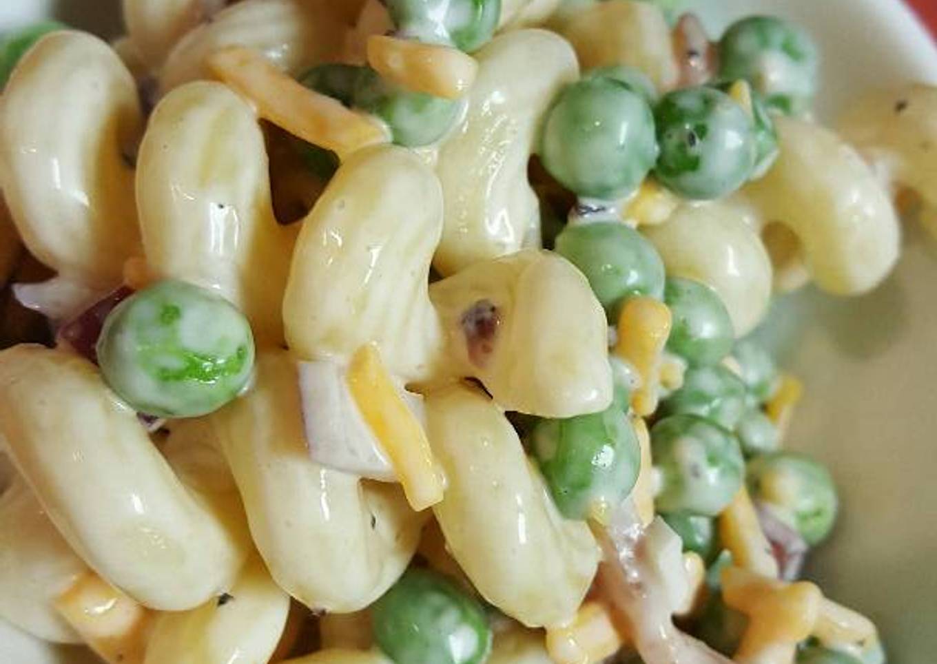 Salad with bacon, peas and macaroni