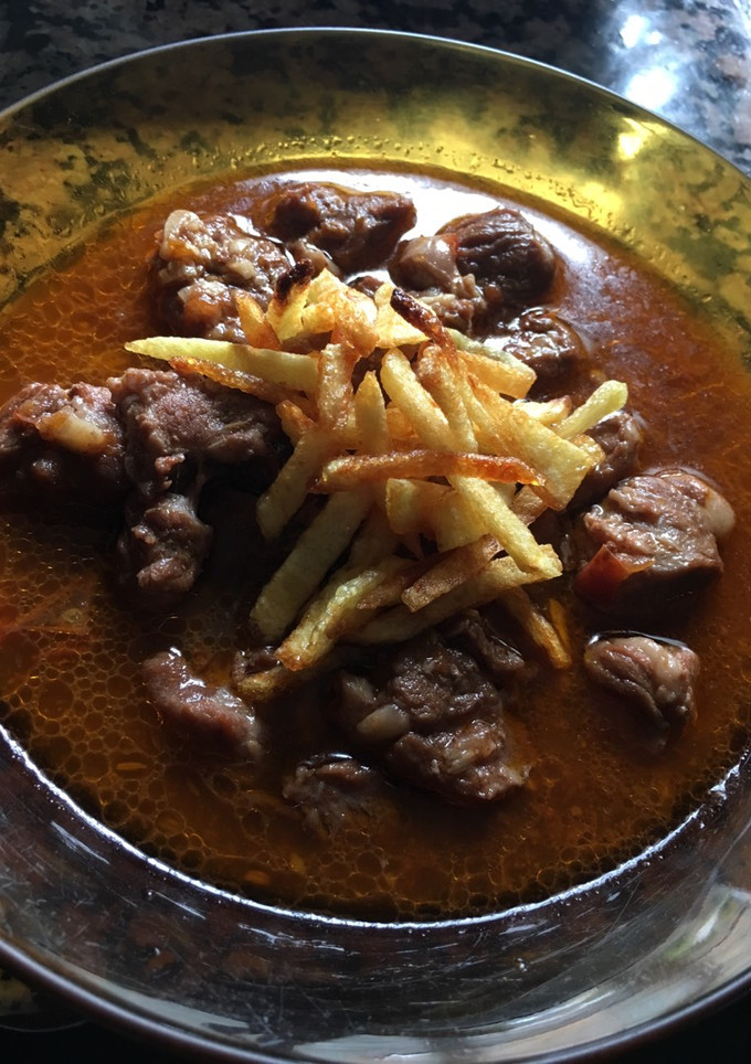 Una foto de Carne en salsa con chips crujientes