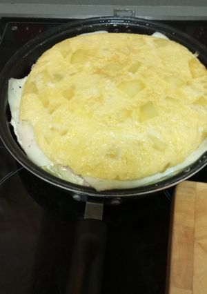 Foto principal de Tortilla de💠 patatas rellena💠de queso 🍴🍻