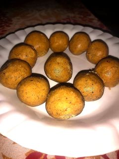 बेसन के लड्डू (Besan ke ladoo recipe in Hindi) रेसिपी मुख्य फोटो