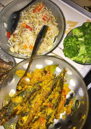 Foto resep Pesmol bumbu kuning ikan kembung, tumis kangkung, dan brokoli kukus