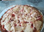 Una foto de masa para pizza con polvo de hornear