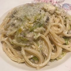 A picture of Leeks and mushrooms pasta sauce.