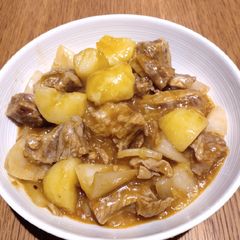 A picture of Stew Beef in Potatoes.