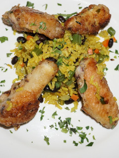 Una foto de ALITAS DE POLLO ESTILO ITALIANO CON ARROZ AMARILLO Y POROTOS NEGROS. JON STYLE